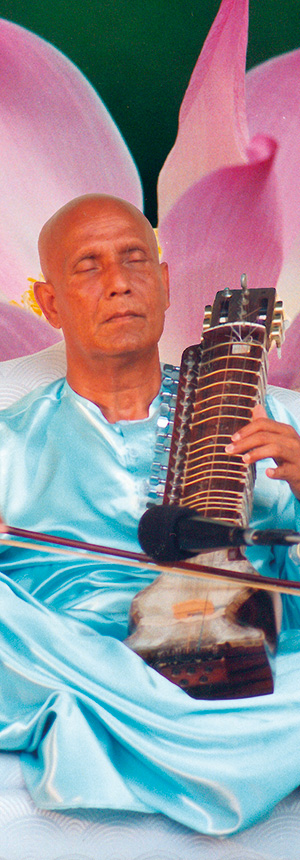 Sri Chinmoy toca música para meditação