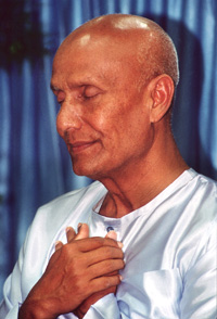 sri chinmoy meditando