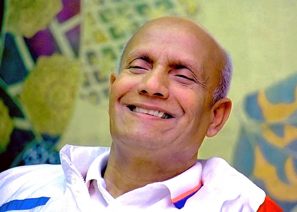 sri chinmoy meditando no gramado diadema